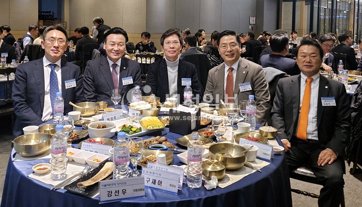 (왼쪽부터) 김동욱 강서세무서장, 박성호 강서구의회 의장, 이정희 강서지역세무사회장, 구재이 한국세무사회장, 이종탁 서울지방세무사회장.