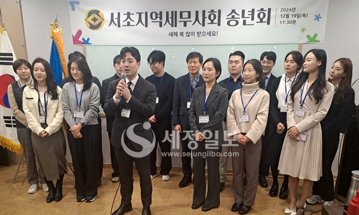 서초지역세무사회 2024년 신입 회원들이 선배 회원들에게 인사를 하고 있다.