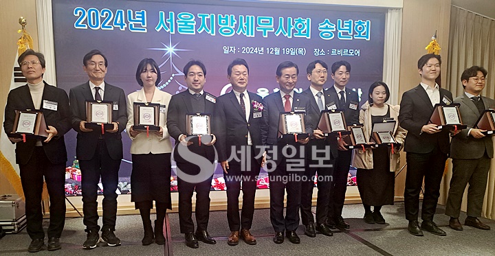 전자신고세액공제 제도 유지에 공이 많은 지역세무사회장 및 서울지방세무사회 임원 등 10명이 올해의 봉사상을 받고 기념촬영을 하고 있다.