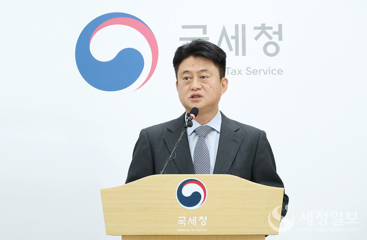 이성진 국세청 정보화관리관이 30일 세종시 국세청 기자실에서 홈택스 개편에 관해 브리핑을 하고 있다. [사진: 국세청]
