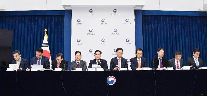 김범석 기획재정부 차관이 2024년 12월 27일 오전 정부세종청사 중앙동에서 열린 '2025년 경제정책방향 상세브리핑'에 참석, 주요내용을 설명하고 있다. [사진: 기획재정부]