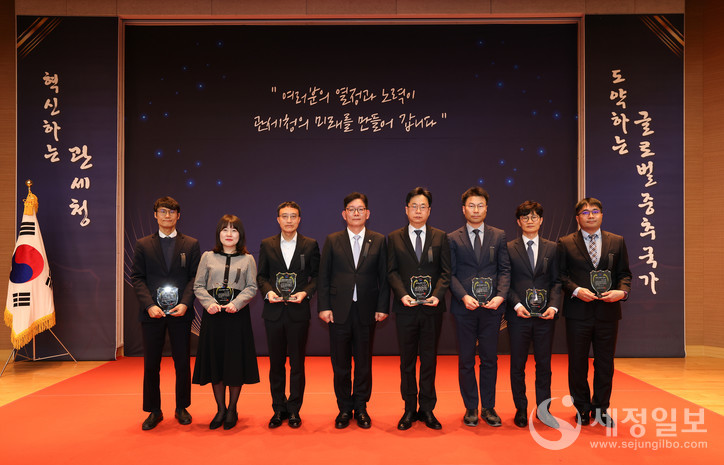 고광효 관세청장(왼쪽 네번째)이 12월 31일 오전 정부대전청사에서 2024년 '올해의 관세인' 및 '올해의 유공자'들과 기념 촬영하고 있다. [사진: 관세청]