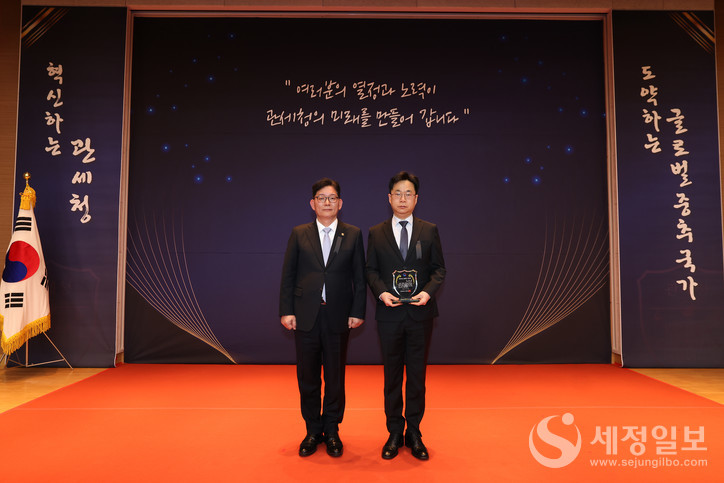 고광효 관세청장(왼쪽)이 12월 31일 오전 정부대전청사에서 2024년 '올해의 관세인'에 선정된 박종호 사무관과 기념 촬영하고 있다. [사진: 관세청]