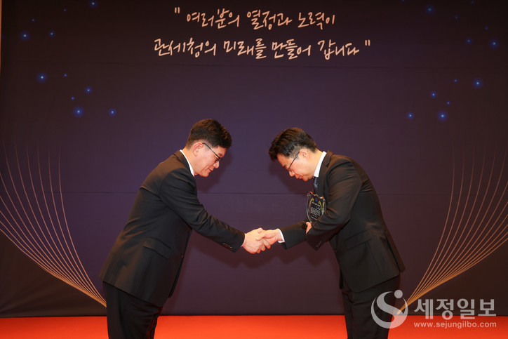 고광효 관세청장(왼쪽)이 12월 31일 오전 정부대전청사에서 2024년 '올해의 관세인'에 박종호 사무관을 선정해 시상하고 있다. [사진: 관세청]