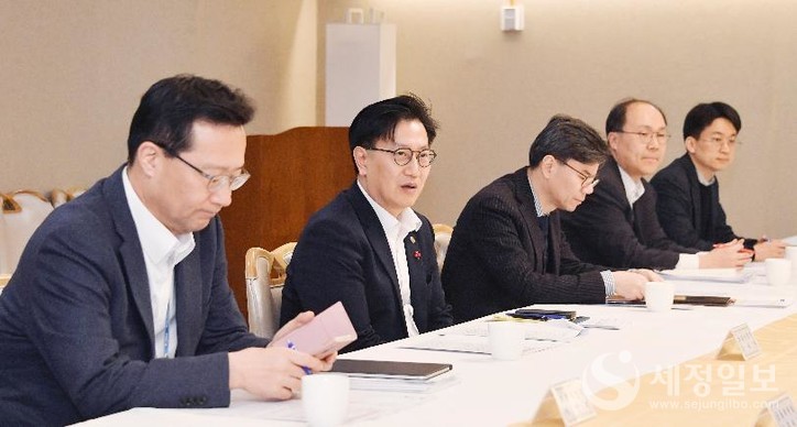 김범석 기획재정부 차관이 8일 오후 서울 종로구 정부서울청사에서 열린 '제11차 부동산 시장 및 공급상황 점검 전담반 회의'를 주재, 모두발언을 하고 있다[사진, 기획재정부 제공]