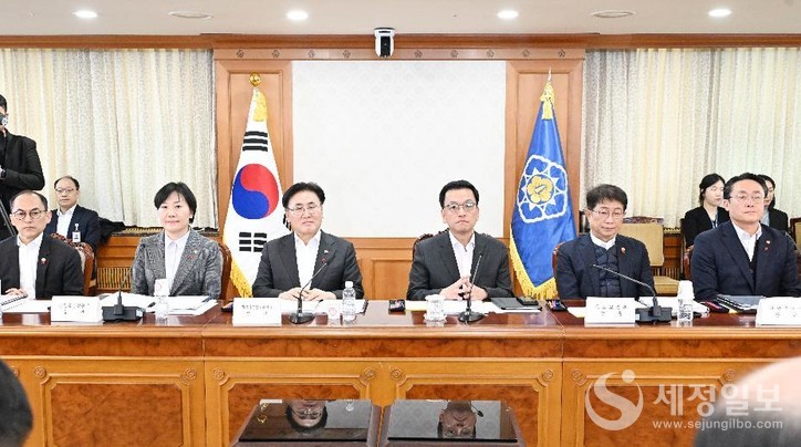 최상목 대통령 권한대행 부총리 겸 기획재정부 장관이13일 오후 서울 종로구 정부서울청사에서 열린 '2025년 경제2 분야 주요 현안 해법 회의'에서 모두발언을 하고 있다.[사진, 기재부 제공]