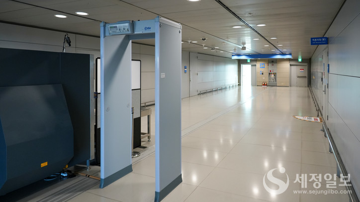 법무부 입국심사 전 세관검사를 위해 설치된 X-ray 검색기[사진, 관세청 제공]