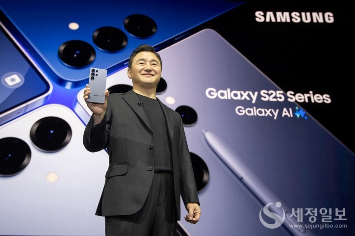 ▲22일(현지시간) 미국 새너제이에 위치한 SAP센터에서 개최된 ‘갤럭시 언팩 2025(Galaxy Unpacked 2025)’ 행사에서 삼성전자 MX사업부장 노태문 사장이 진정한 AI폰 ‘갤럭시 S25 시리즈’를 공개하고 있다. 오른쪽 사진은 갤럭시 S25 시리즈 (사진-삼성전자 제공)