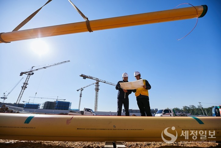 가스안전_삼천리 직원들이 도시가스 배관 공사 현장에서 업무를 실시하고 있다.