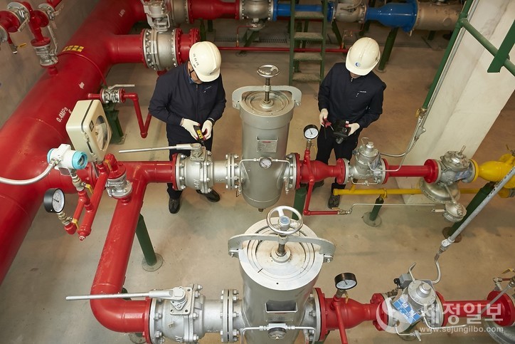 가스안전_삼천리 직원이 현장에서 도시가스 안전관리 업무를 실행하고 있다.