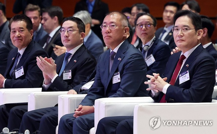 20일(현지시간) 체코 프라하 시내 한 호텔에서 열린 한·체코 비즈니스포럼에 재계 총수들이 자리하고 있다. 오른쪽부터 이재용 삼성전자 회장, 정의선 현대차그룹 회장, 구광모 LG그룹회장, 장인화 포스코홀딩스 회장.