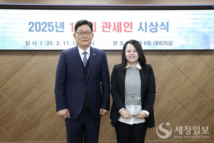 고광효 관세청장(왼쪽)이 11일 정부대전청사에서 '25년 1월의 관세인에 선정된 이혜영 주무관과 기념 촬영하고 있다. [사진: 관세청]