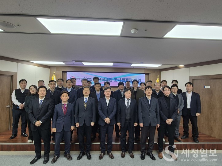 이종욱 관세청 조사국장(앞줄 가운데)이 12일(수) 오후 정부대전청사에서 개최된 '2025년 전국 조사관계관 회의'를 마치고 기념 촬영하고 있다