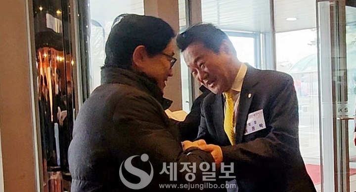 이종탁 서울세무사회장이 보수교육에 참석하는 회원과 반갑게 인사하고 있다.