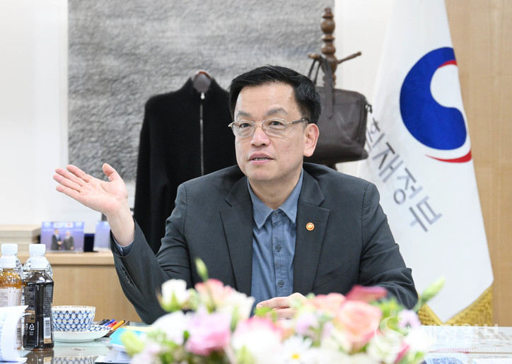 최상목 경제부총리 겸 기획재정부 장관은 26일 정부세종청사에서 강민수 국세청장, 고광효 관세청장, 임기근 조달청장, 안형준 통계청 차장과 함께 기획재정부 외청장 간담회를 가졌다. [사진: 기획재정부]