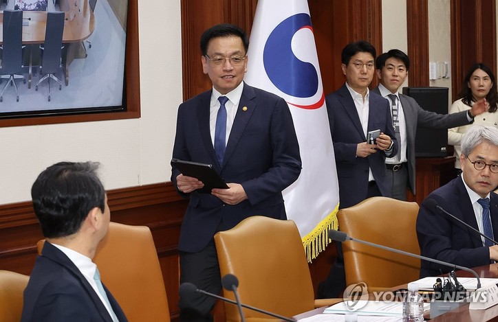 공급망안정화위원회 참석하는 최상목 부총리