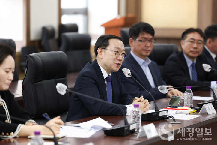 이명구 관세청 차장(왼쪽에서 두 번째)이 28일 오전 관세청에서 열린 ‘관세청 특별대응본부’ 출범식에서 발언하고 있다. [사진: 관세청]