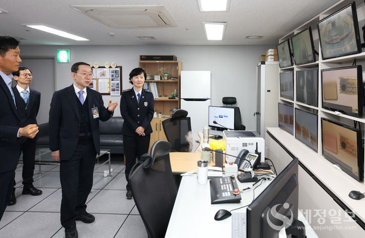 이명구 관세청 차장(가운데)이 제주세관의 마약 단속 현장(X-Ray 판독실)을 찾아 직원들을 격려하고 있다.[관세청 제공]
