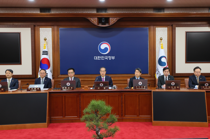 한덕수 대통령 권한대행 국무총리가 8일 세종대로 정부서울청사에서 열린 국무회의를 주재, 모두발언을 하고 있다. [사진: 국무조정실 국무총리비서실 제공]