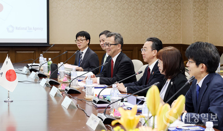 (위부터 시계방향) 우라노 히로후미 국제업무과 과장보좌, 우시로타 다카히로 과세총괄과 과장보좌, 나카무라 미노루 국제조세심의관, 오쿠 다쓰오 일본 국세청장, 에이코 통역사. 이소미 류타 국제업무과장. [사진: 국세청]