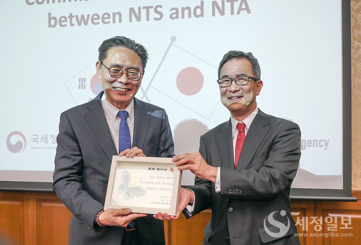 강민수 국세청장과 나카무라 미노루 일본 국제조세심의관이 기념 촬영을 하고 있다. [사진: 국세청]