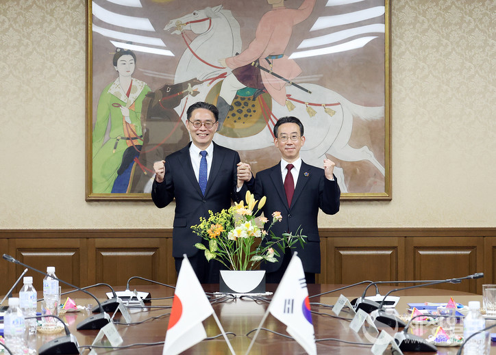 강민수 국세청장과 오쿠 다쓰오 일본 국세청장이 기념 촬영을 하고 있다. [사진: 국세청]