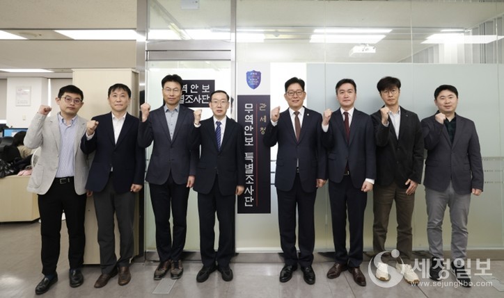 관세청은 최근 미국의 관세정책에 적극 대응하고 국내 산업을 보호하기 위해 무역안보특별조사단을 발족했다. 왼쪽 네 번째부터 이명구 관세청 차장, 고광효 관세청장, 이종욱 조사국장. [사진: 관세청]