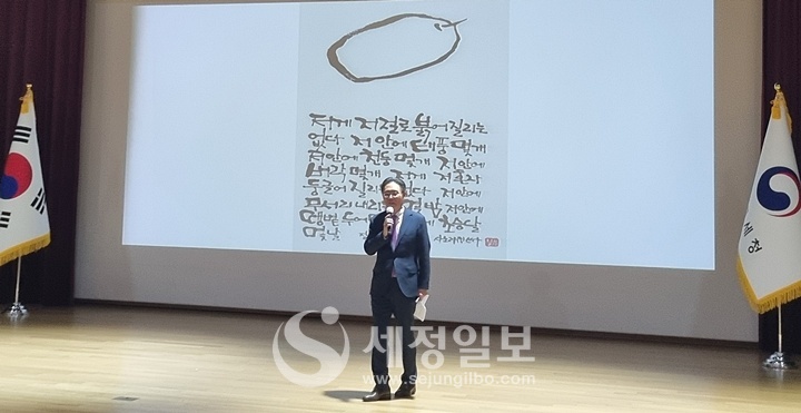 강민수 국세청장이 서기관 승진자와 그 가족들에게 축하의 인사를 전하고 있다.