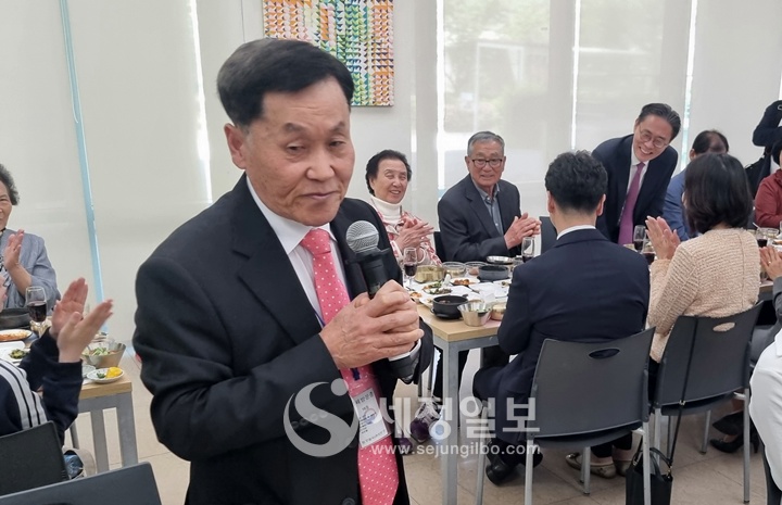 차지훈 국세청 소득세과 팀장의 부친 차운형 님이 강민수 국세청장에 감사의 인사말을 하고 있다.