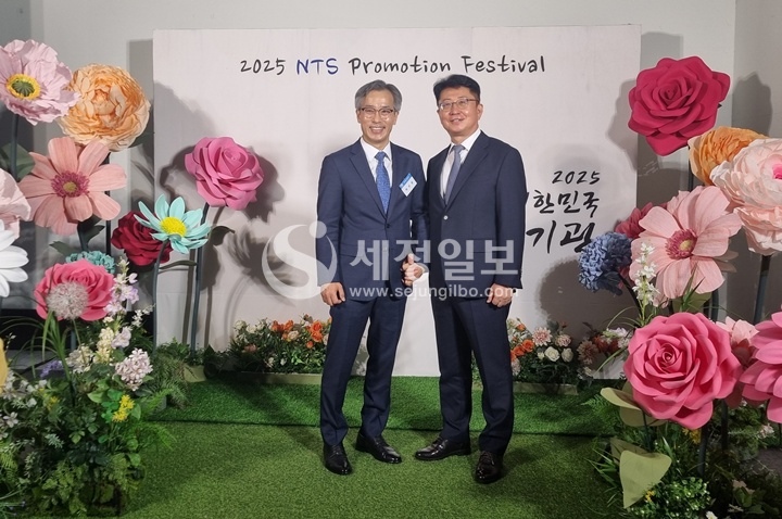 박광종 광주지방국세청장(우)과 광주청 소속 박진찬 서기관 승진자.