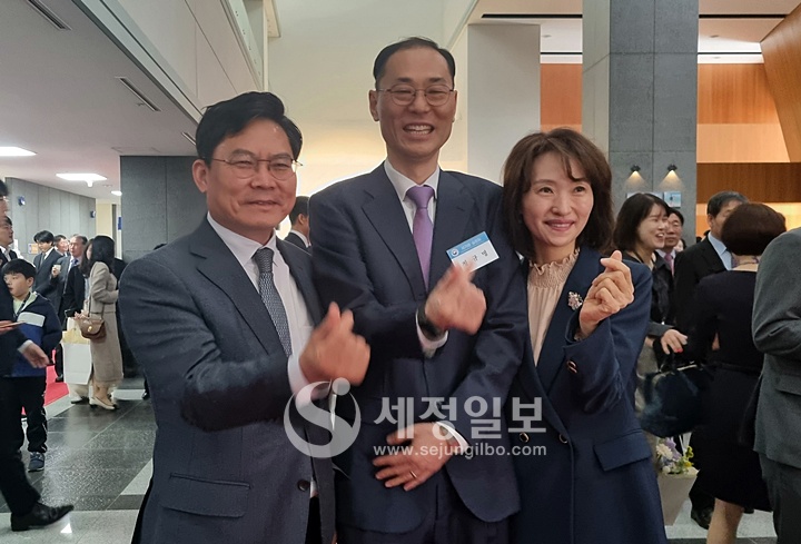 정재수 서울지방국세청장과 기념촬영을 하고 있는  서울청 소속 정규명 서기관과 가족.