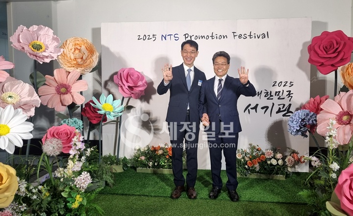 한경선 대구지방국세청장(우)과 대구청 소속 최종기 서기관 승진자.