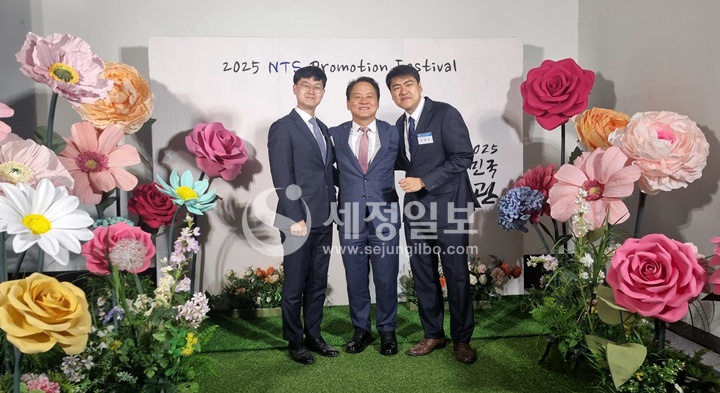 양동훈 대전지방국세청장이 대전청 소속 서기관 승진자들과 기념촬영을 하고 있다.