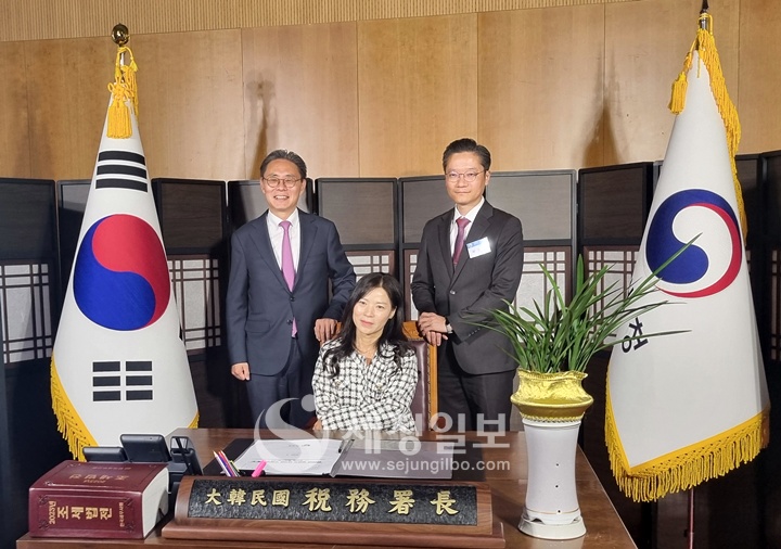 강민수 국세청장과 기념촬영을 하고 있는 박용관 서기관과 가족.