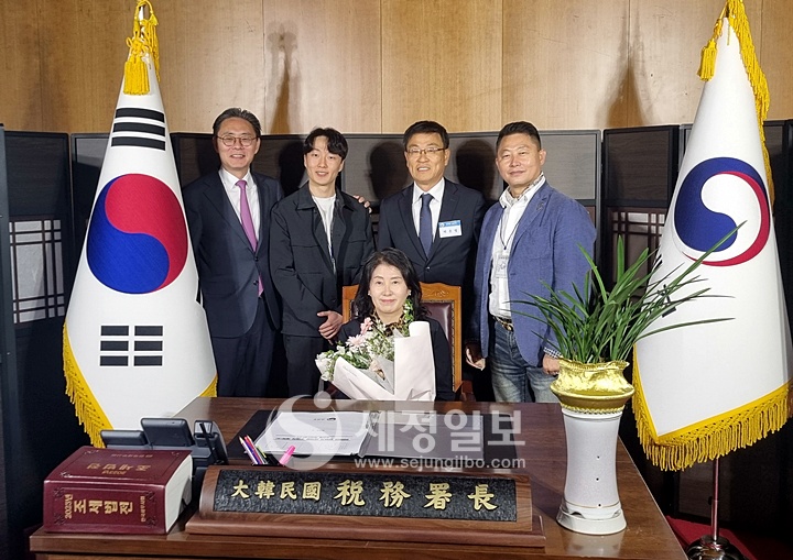 강민수 국세청장과 기념촬영을 하고 있는 박운영 서기관과 가족들.