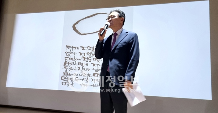 강민수 국세청장이 서기관 승진자들에 대한 축하와 인사말을 전하고 있다.