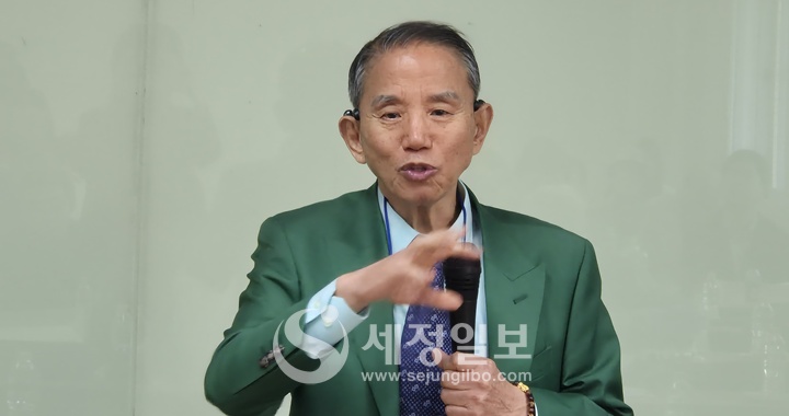 배정희 한국석박사회장이 인사말을 하고 있다.