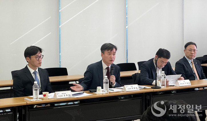 이종욱 관세청 조사국장(왼쪽에서 두번째)이 29일 오후 카지노 환전영업자 간담회에서 유의사항을 설명하고 있다.