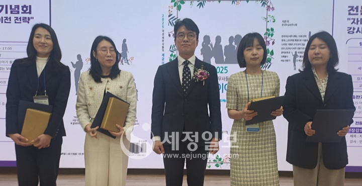 김선명 세무사회 부회장이 회장공로상을 대신 수여했다. 좌로부터 이해미‧안정란 세무사, 김선명 부회장, 권도희‧김민경 세무사.