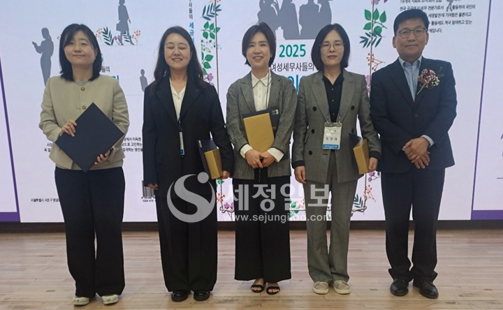 월드택스연구회 안창남 회장이 ‘여성세무사들의 세금이야기’ 책 출간에 공이 많은 4명의 여성세무사에게 표창장을 수여했다. 오른쪽에서부터 안창남 회장, 도보미‧신진혜‧채지원‧김소연 세무사.