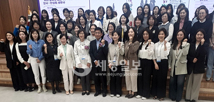 출판기념 행사에 참여한 내빈 및 회원들이 기념촬영을 하며 파이팅을 외치고 있다.