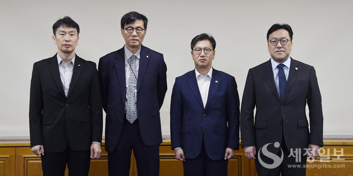 (왼쪽부터) 이복현 금융감독원장, 이창용 한국은행 총재, 김범석 부총리 겸 기획재정부 장관 직무대행, 김병환 금융위원장. [기획재정부 제공]