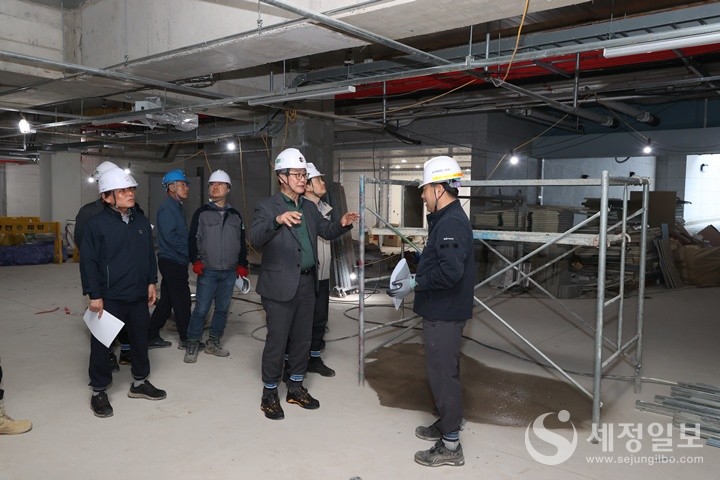 권혁재 조달청 시설사업국장(오른쪽 두 번째)이 2일 경남 창원 소재 ‘창원세무서 청사 신축공사’ 현장을 찾아 시공 및 안전관리 실태를 점검하고 있다. [사진: 조달청]
