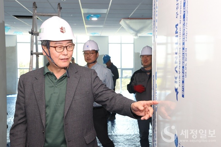권혁재 조달청 시설사업국장이 2일 경남 창원 소재 ‘창원세무서 청사 신축공사’ 현장을 방문해 내·외부 마감상태 등 전반적인 시공품질을 확인하고 있다. [사진: 조달청]