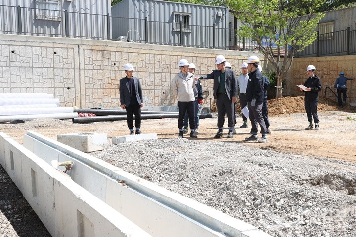 권혁재 조달청 시설사업국장(왼쪽 세 번째)이 2일 경남 창원 소재 ‘창원세무서 청사 신축공사’ 현장을 방문해 관계자와 시공 전반에 대한 개선 방안을 논의하고 있다. [사진: 조달청]