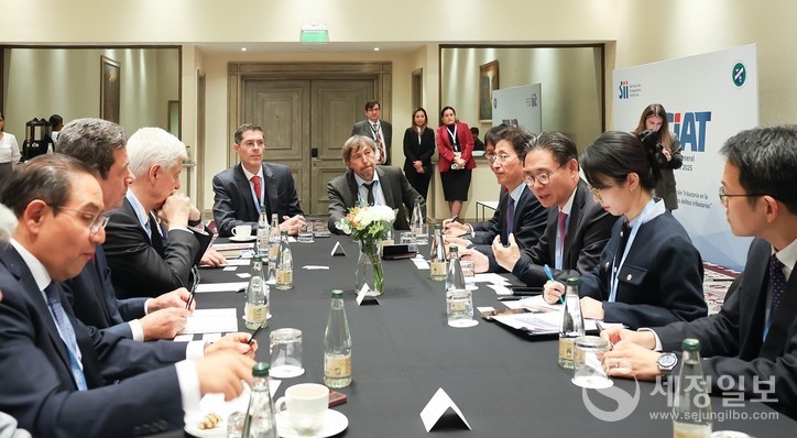 칠레 국세청장 및 CIAT사무총장과 삼자회의를 하는 모습. [사진: 국세청]