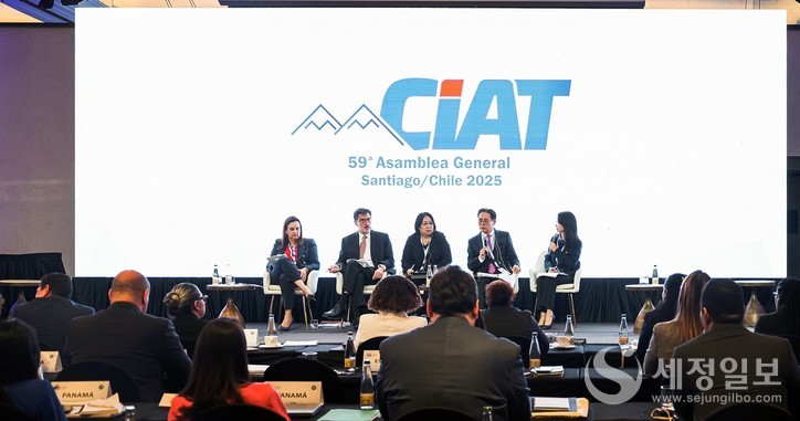 강민수 국세청장이 CIAT발표 후 회의 패널 토론에 참여하고 있다. (왼쪽부터) 아드리아나 레고 브라질 국세청 차장, 후안 토로 리베라 IMF 재무국장, 에스더 코이신 CATA 국장, 강민수 국세청장, 이희윤 통역사. [사진: 국세청]