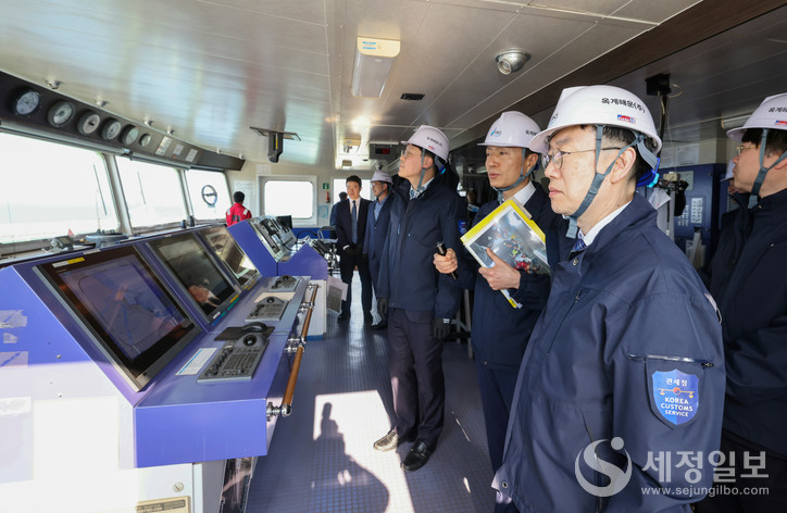 이명구 관세청 차장(오른쪽)이 7일 오후 옥계항 마약 단속 현장을 점검하고 있다. [관세청 제공]