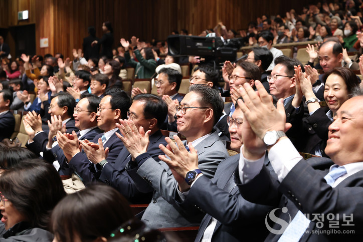 강민수 국세청장과 직원들이 초청한 모범납세자와 그 가족, 세정협조자들과 함께 열린음악회를 즐겁게 방청하고 있다. [사진: 국세청]