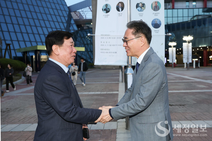 강민수 국세청장(우)이 금탑산업훈장을 받은 모범납세자 (주)정현프랜트 이용호 대표를 맞이하며 인사를 나누고 있다.